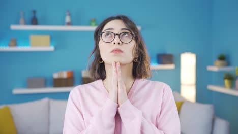 retrato de una mujer joven y reflexiva.