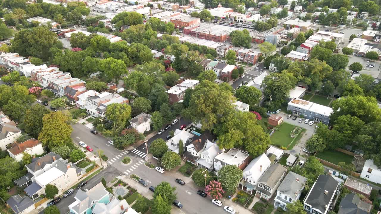 el distrito de los museos y carytown en richmond, virginia | vista aérea de sobrevuelo | verano 2021