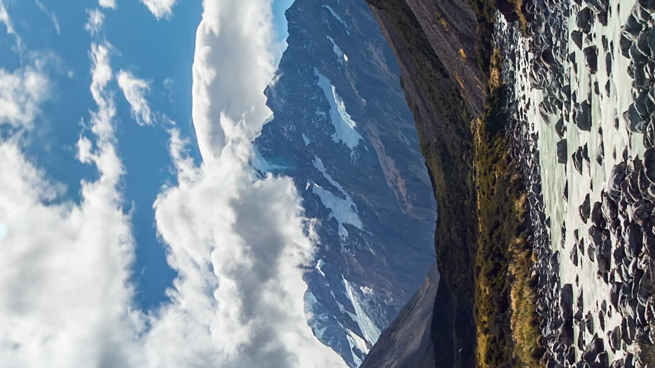 Monte Aoraki o Monte Cook visto dal Hooker Valley Track - timelapse verticale di paesaggio nuvoloso.