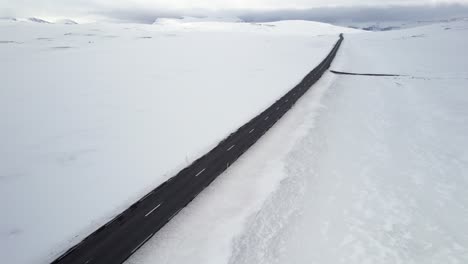 über-Islands-Malerischer-Autobahn-93,-Die-Durch-Die-Gefrorene-Landschaft-Von-Seydisfjördur-Bis-Egilsstadir-Führt