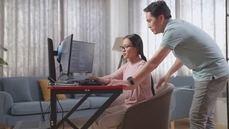 pareja trabajando en la computadora en casa