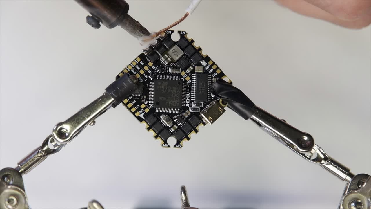 fabricación de drones, chips, soldaduras, reparaciones, mecánicos y placas base