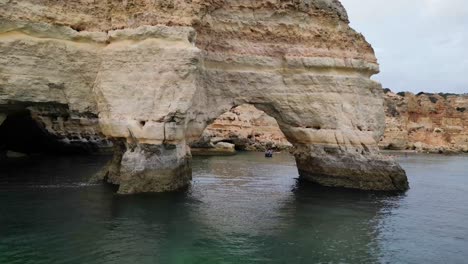 Volando-A-Través-Del-Arco-De-Roca-De-Elefante-En-Portugal