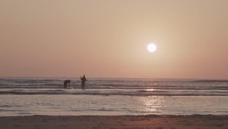 Influencer-Fotografieren-Sich-Beim-Surfen-Im-Sonnenuntergang