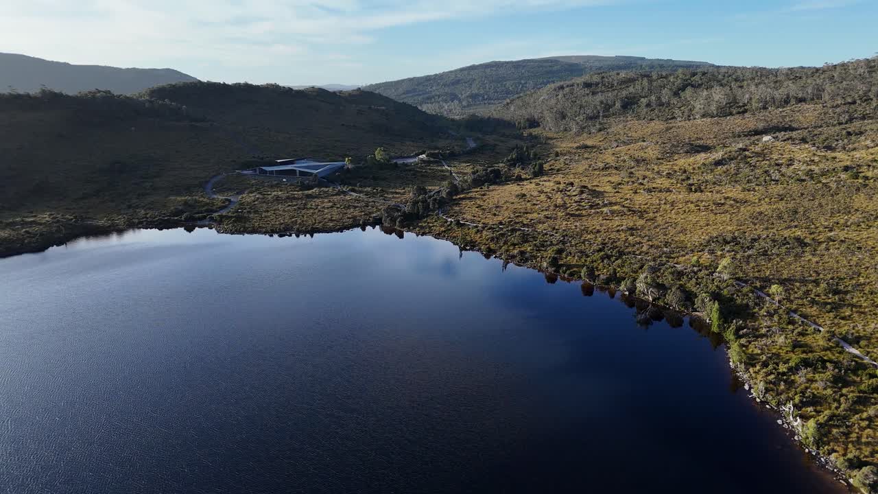 vista aérea de un lago y montañas en tasmania