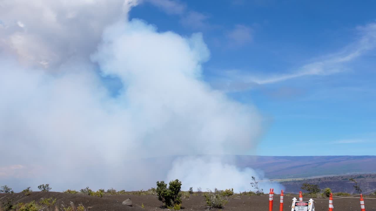 erupción de kilauea septiembre de 2023 capturada el 11 de septiembre desde el cráter este con columnas de gas de dióxido de azufre y otras sustancias