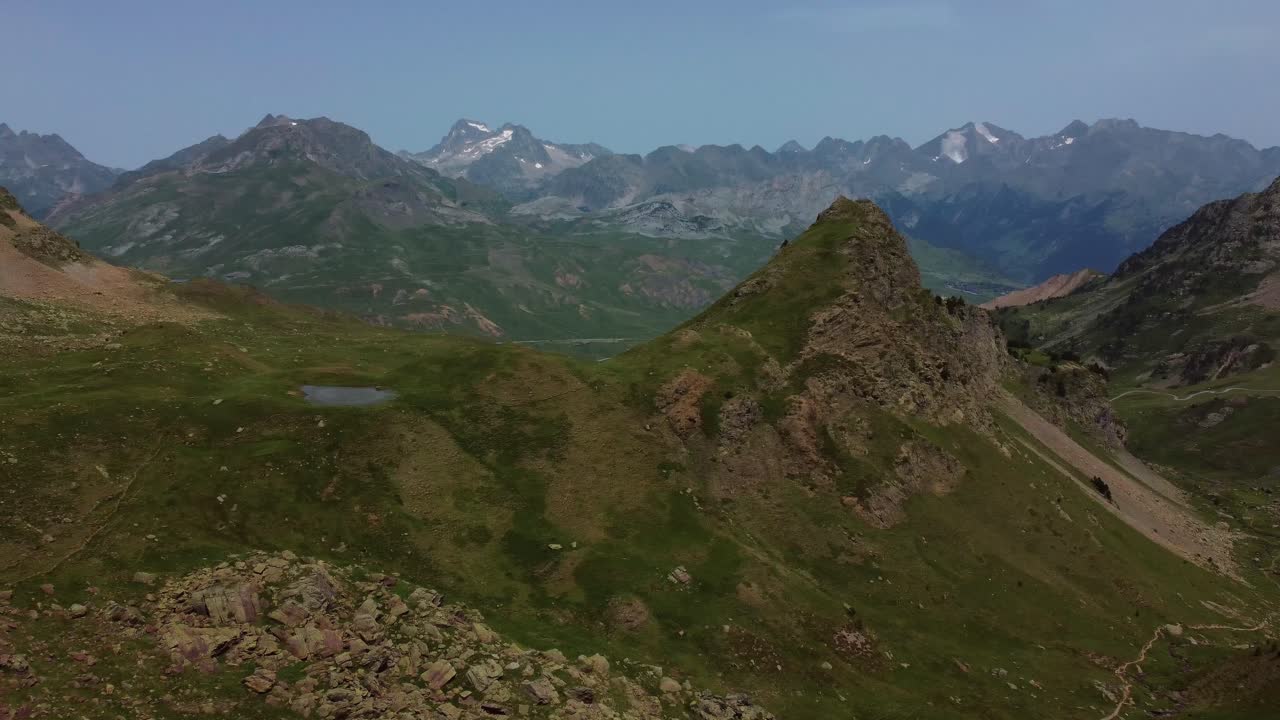 vista panorámica de las montañas de los pirineos desde un avión no tripulado