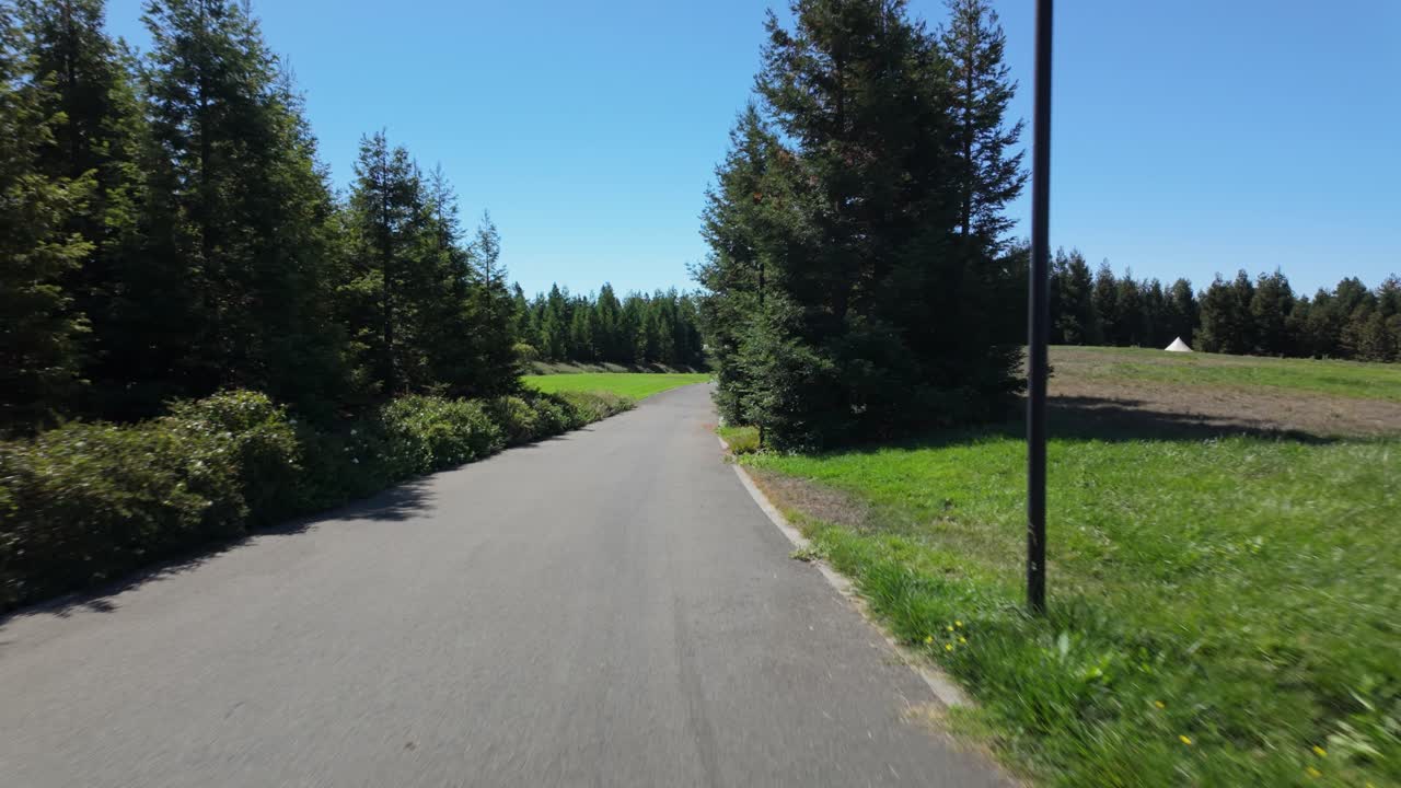 I vialetti intorno alla Weill Hall presso la Sonoma State University si snodano attraverso giardini curati, offrendo viste tranquille del campus.