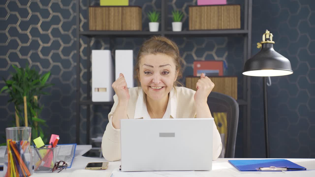 좋은 소식을 받는 사업가입니다.