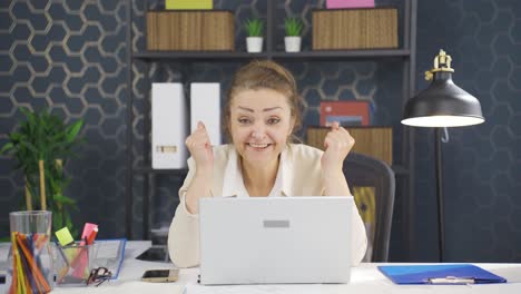 mujer de negocios que recibe buenas y buenas noticias.