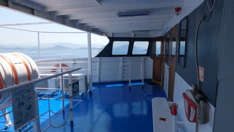 vista de la cubierta vacía del ferry con equipo de seguridad, toma panorámica a la izquierda