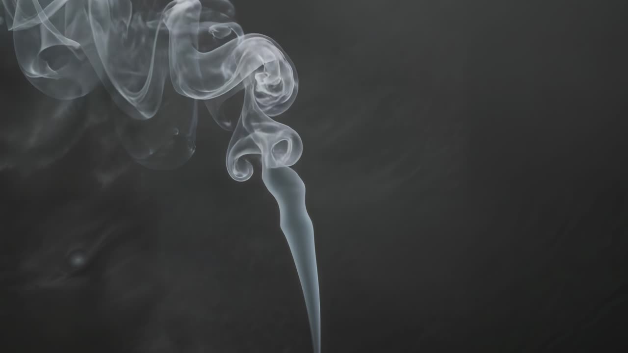 어두운 배경에서 추상적인 연기가