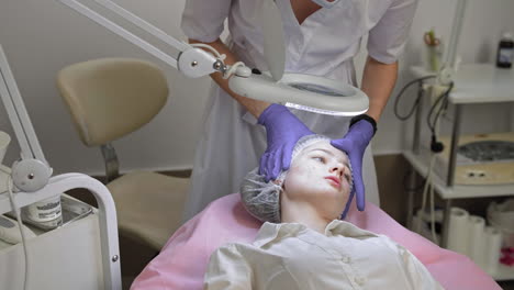 tratamiento facial en un salón de belleza