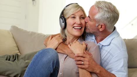 Couple-relaxing-on-the-couch-listening-to-music