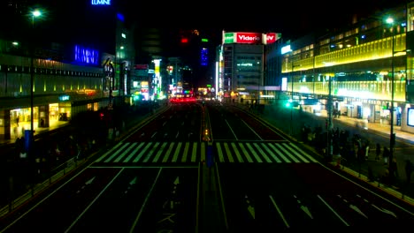 el lapso de la noche cerca de la estación en shinjuku lado sur zoom en
