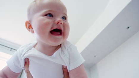 Cerca-De-La-Madre-Jugando-En-La-Cama-En-Casa-Con-Su-Hijo