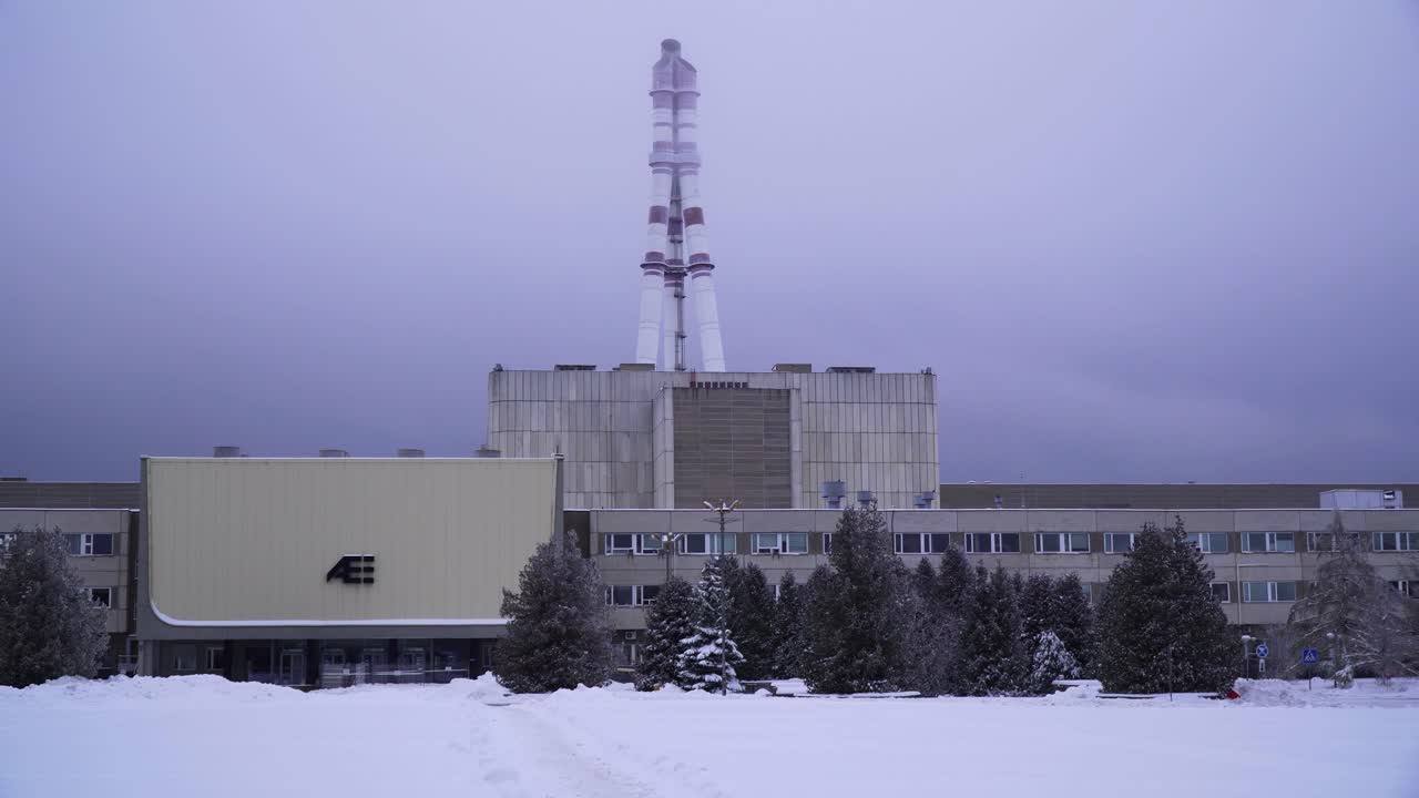 추운 눈 덮인 겨울에 리투아니아의 ignalina 원자력 발전소의 샷