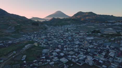 pequeño pueblo en un paisaje de colinas onduladas