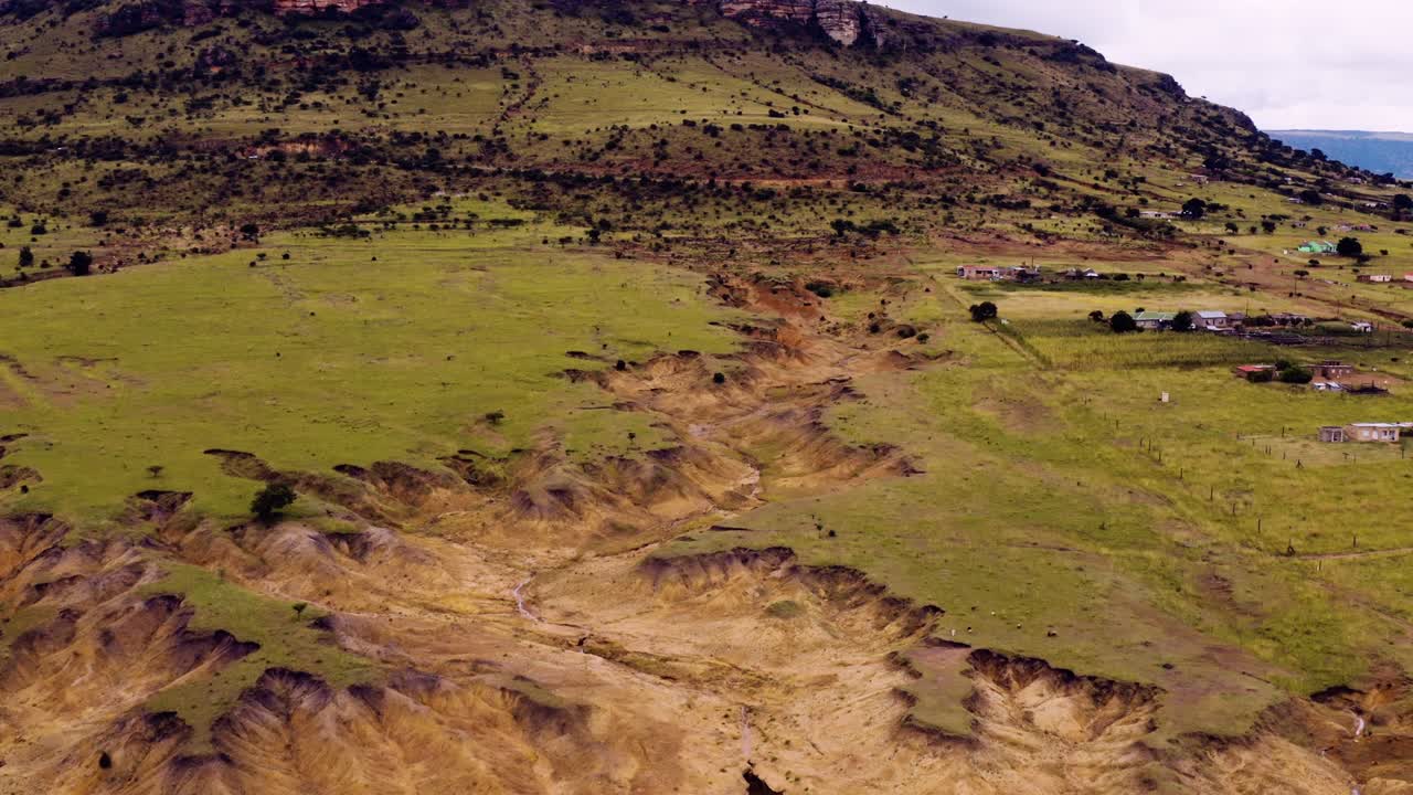 부적절한 농업 관행으로 인한 토양 침식으로 파괴된 토지의 공중 사진.