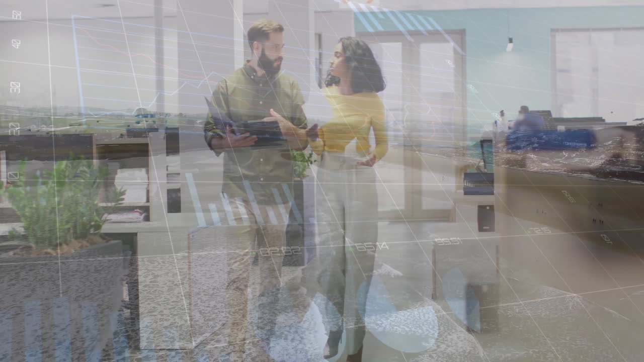 animación del procesamiento de datos y diagramas sobre diversos colegas discutiendo el trabajo