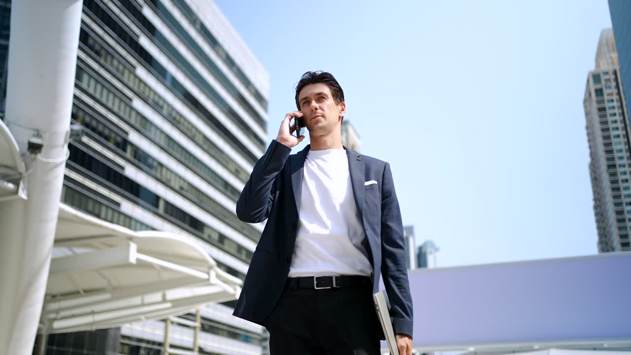 카우카시안 사업가 가 도시 에서 고 있는 스마트폰 을 사용 하고 있는 태블릿 을 들고 있다