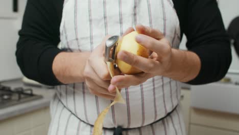 Hautnah-Auf-Kochhänden,-Die-Kartoffelhaut-Abziehen