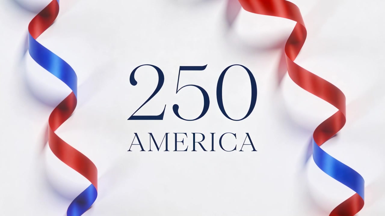 Texto centrado en bucle que dice "250 AMÉRICA" en una tarjeta de estudio, con cintas rojas y azules moviéndose en honor.