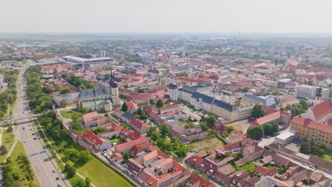 Ciudad-De-Trnava-Con-La-Iglesia-De-San-Nicolás,-Eslovaquia,-Europa---Clip-Aéreo-Soleado