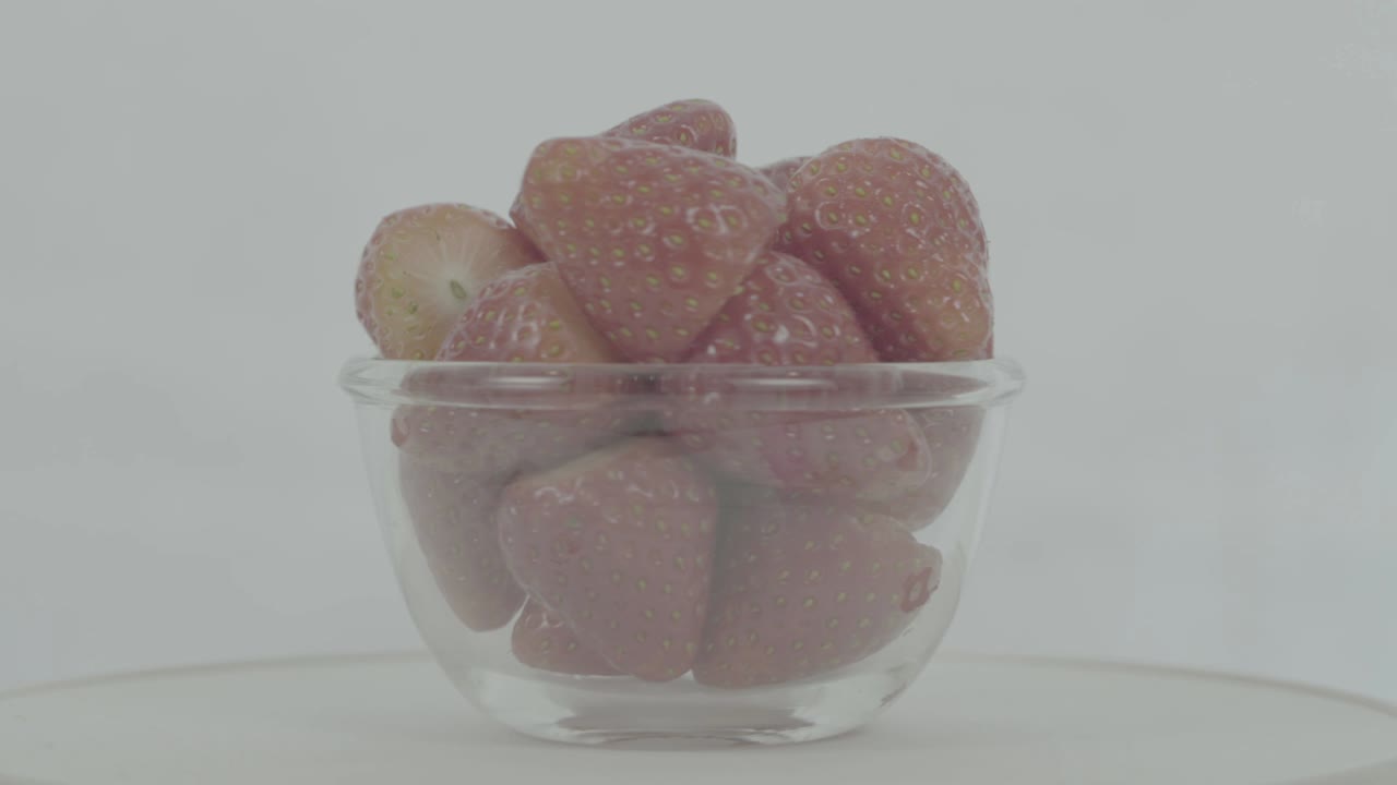 Fragole fresche, mature, rosse in ciotola rotante, non gradato