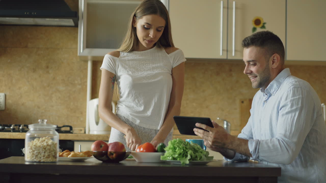 pareja cocinando juntos en la cocina