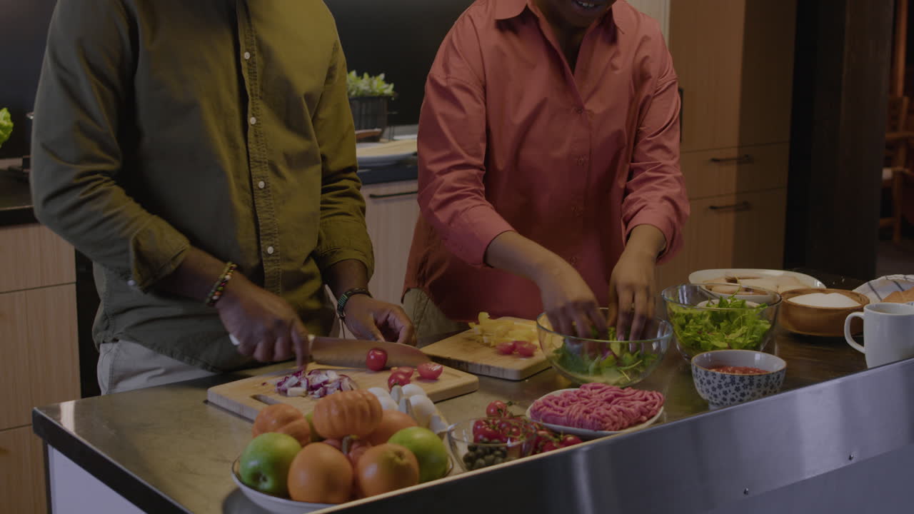 Una pareja cocinando en la cocina.