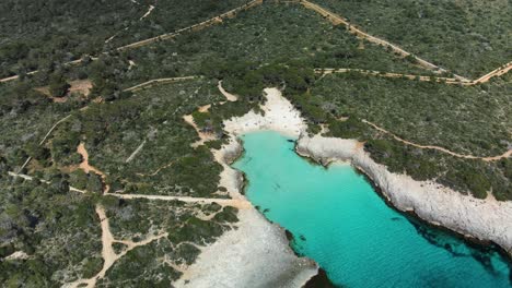 pequeña playa escondida en menorca, españa