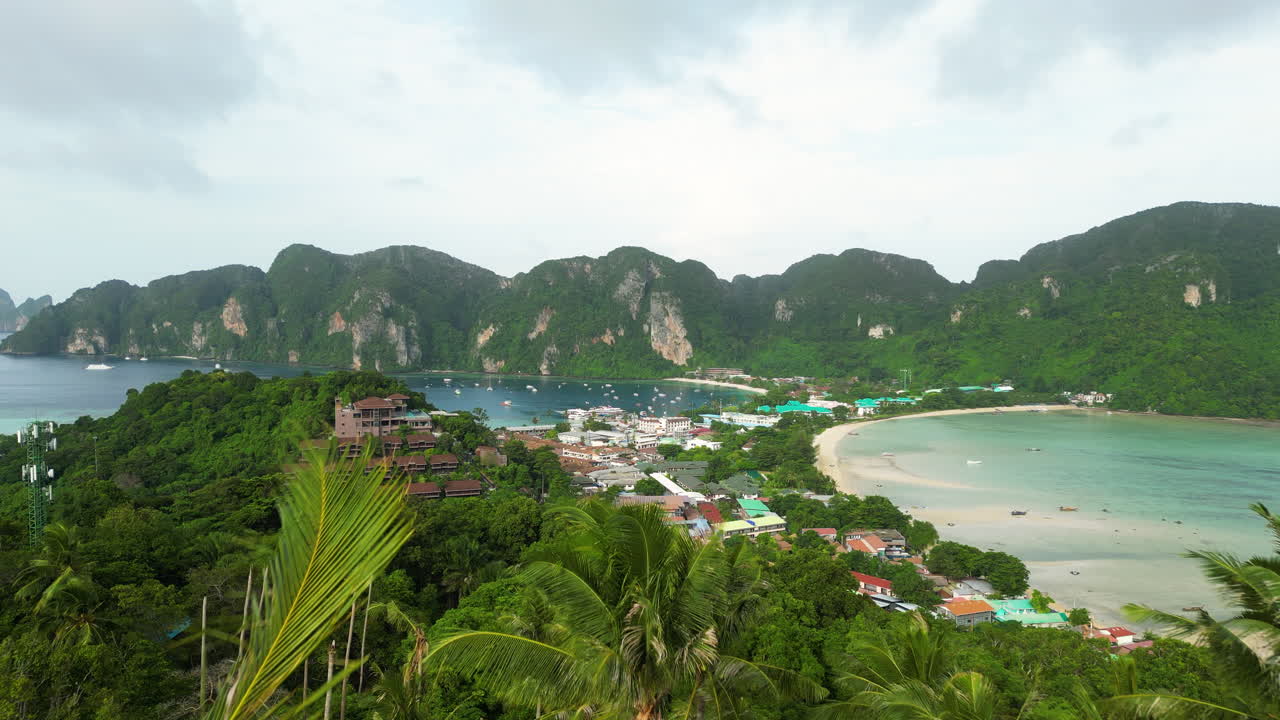 ⁇  나무 위를 날아다니며 놀라운 해변으로 둘러싸인 피 피 마을을 보여줍니다.