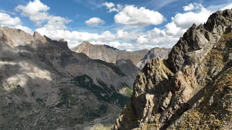 Camino-Rodeado-Por-Un-Bosque-De-Abetos-Verdes-En-Los-Alpes-Franceses-Vista-Aérea-Día-Soleado