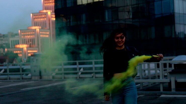 Donna che segnala un'emergenza con un razzo. Ragazza hipster con fumogeno