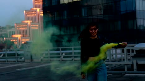 una mujer hace una señal de emergencia. una chica hipster con una bomba de humo.