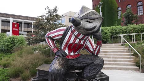 estatua de tejón bucky en el campus de la universidad de wisconsin en madison, wisconsin con video cardán dando vueltas