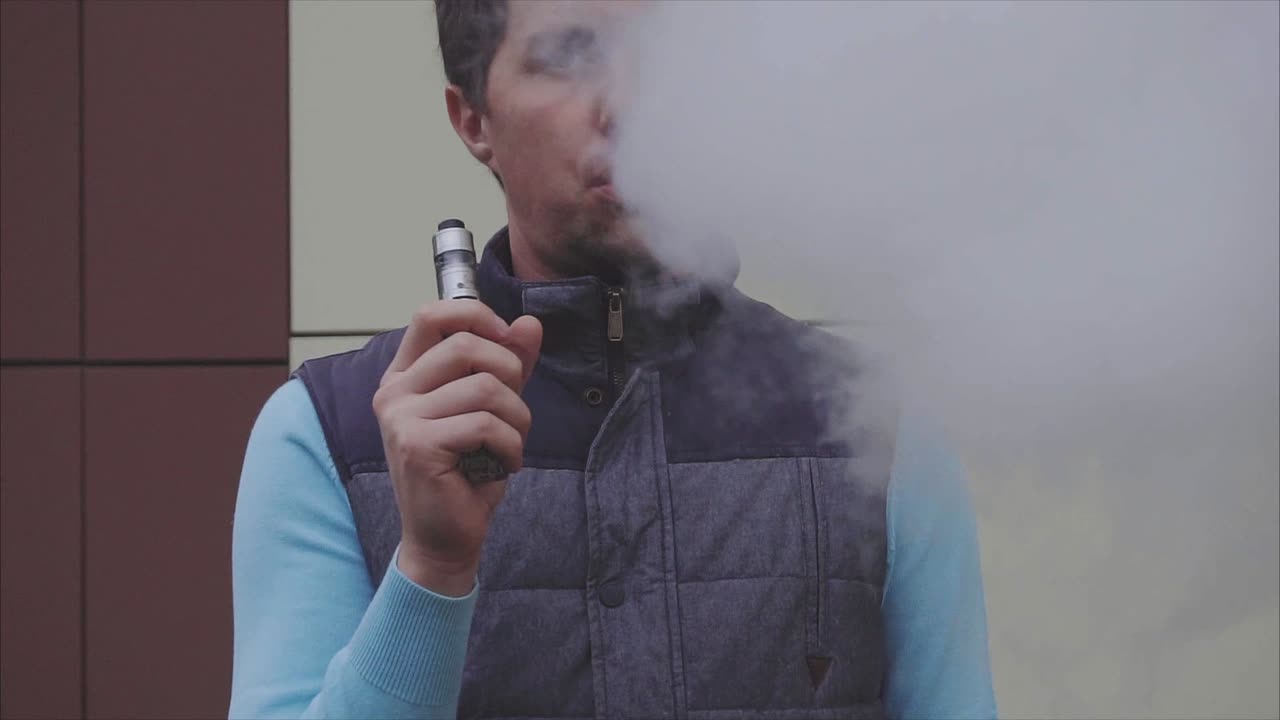 hombre vaping afuera