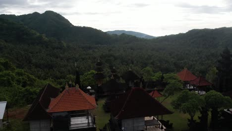 drone sobrevuelo hermoso templo en la exuberante selva balinesa, indonesia