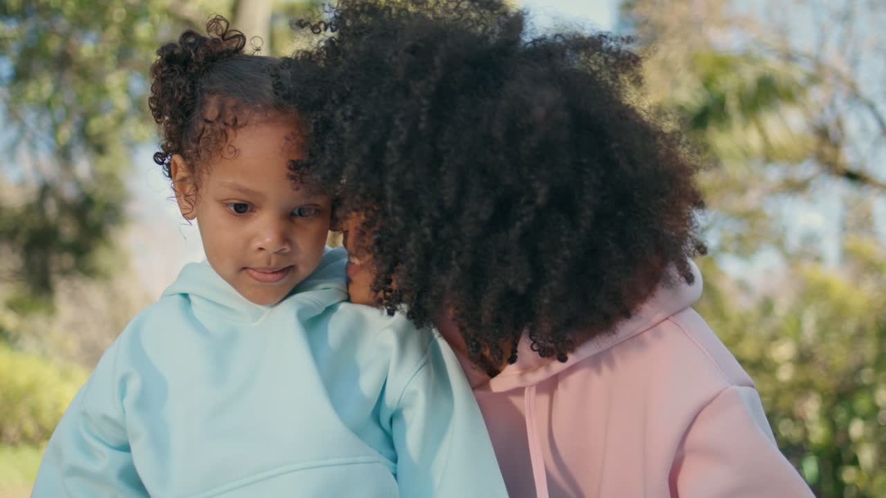 madre sonriente adorando a su hija relajando la naturaleza de cerca. familia en el parque