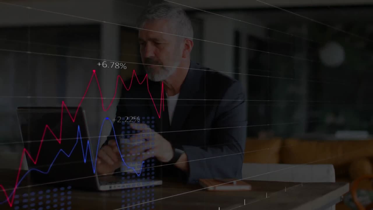 animación del procesamiento de datos financieros sobre un empresario caucásico que usa una computadora portátil