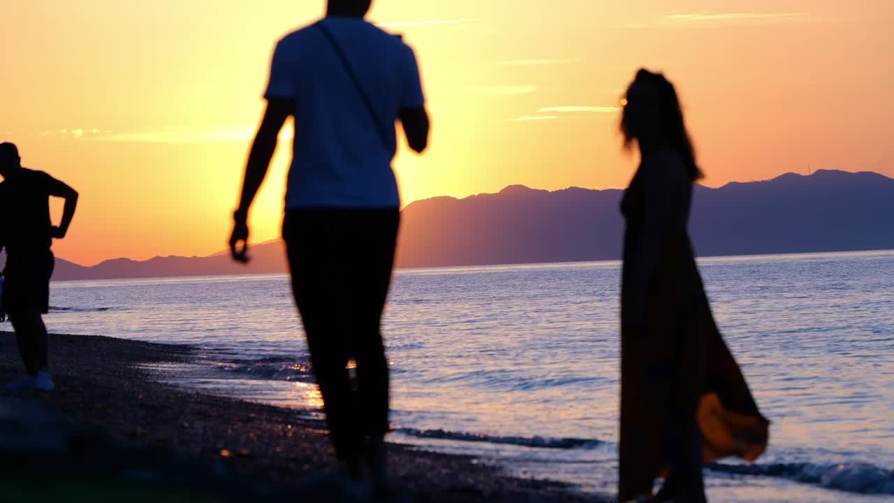 그리스 섬 로도스의 선셋 비치에서 휴식을 취하는 사람들