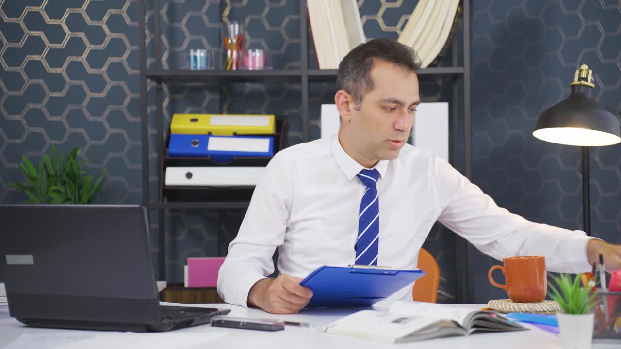 Uomo d'affari nervoso e stressato alla scrivania