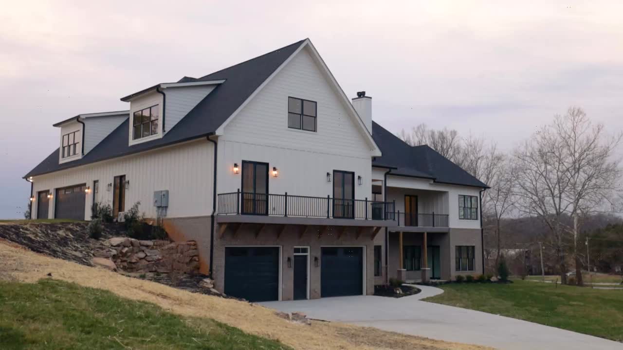 Modern Farmhouse Exterior: Luxury Home Design