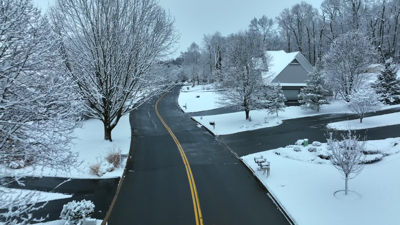 신선한 겨울 눈 속에서 교외 미국 동네