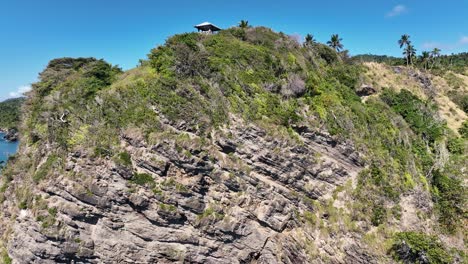 Drohnenaufnahme-Beim-Klettern-Auf-Den-Klippen-Entlang-Der-Küste,-Die-Sie-Mit-Einem-Paradiesischen-Strand-In-Der-Karibik-Verbinden