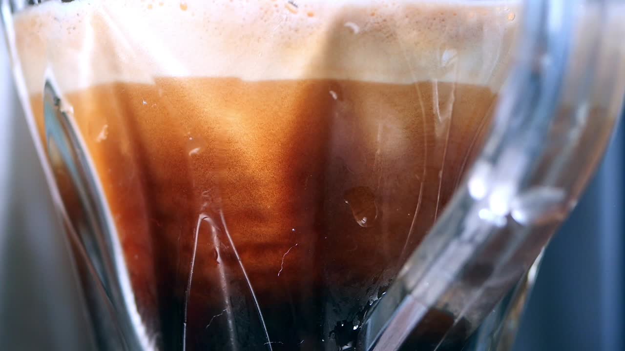 커피를 기 위해 부어 넣습니다.