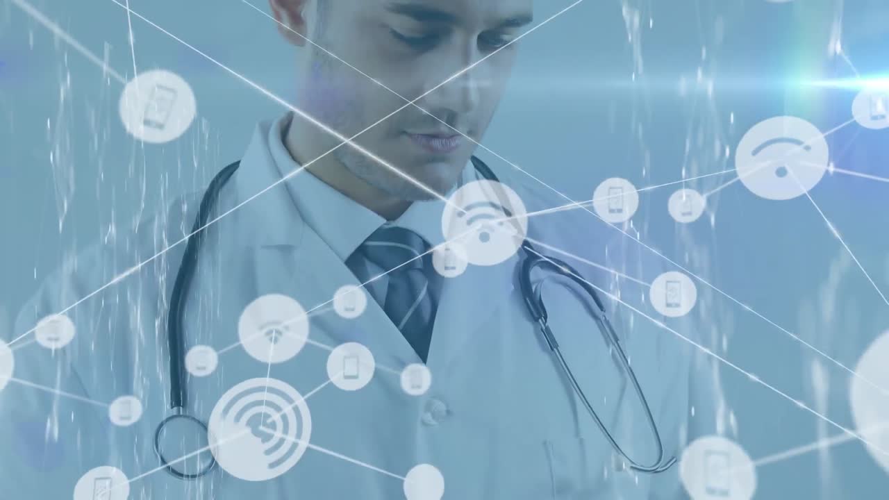 디지털 태블릿을 사용하는 웃는 백인 남성 의사의 초상화에 대한 디지털 아이콘 네트워크