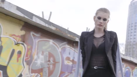 modelo de moda en un entorno urbano