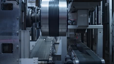 máquina de producción de neumáticos detallada que gira automáticamente en un taller moderno